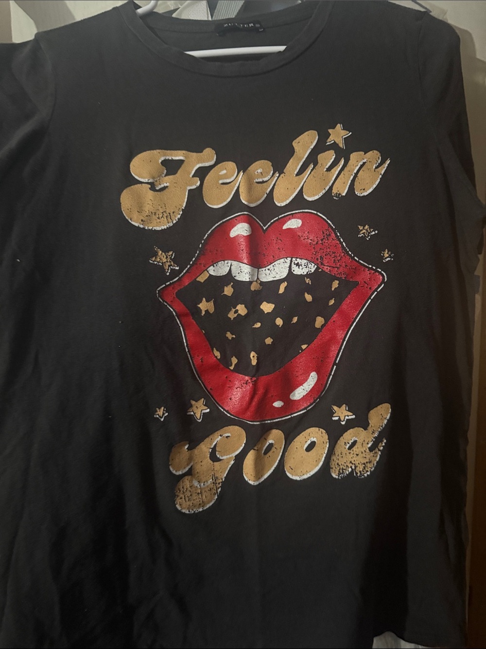 Feelin Good Black Short-Sleeve Graphic Tee with Red Lip Print